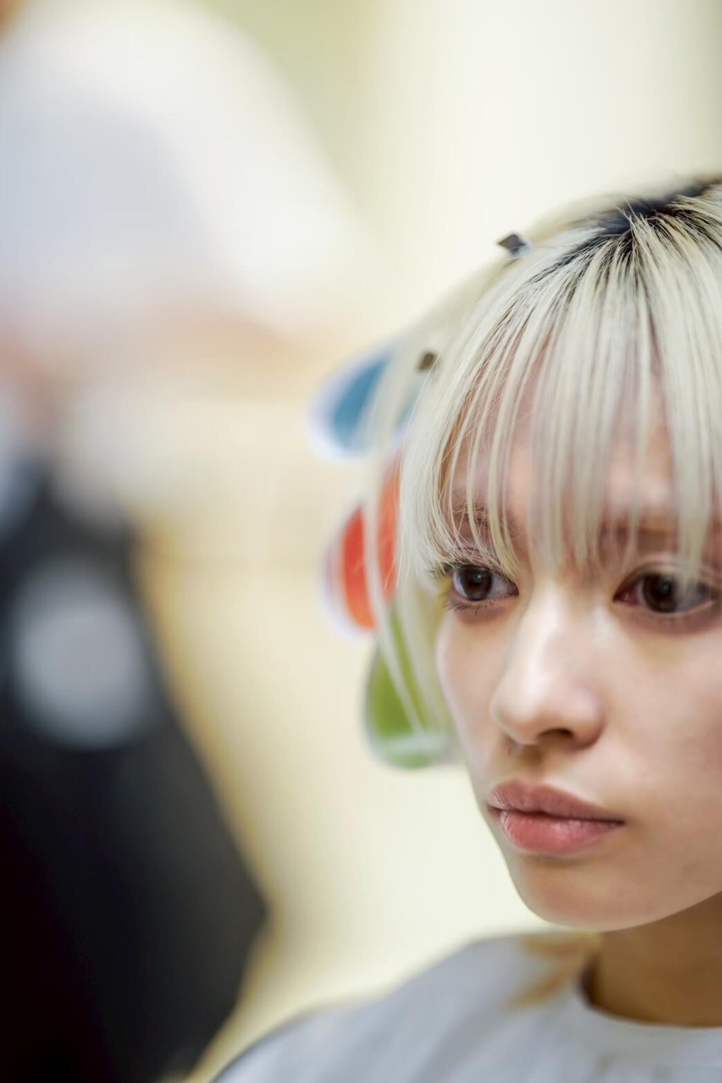 キレイな透明感を作り出すヘアカラーの様子